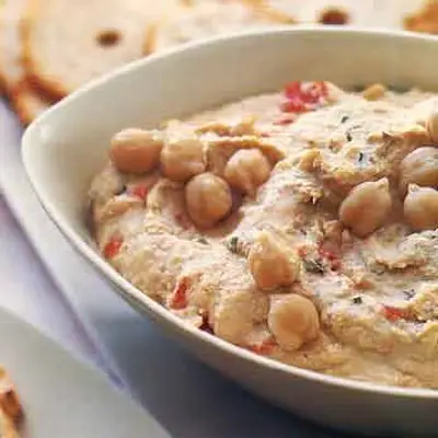 Hummus de Chipotle Smoky com chips de bagel de alho