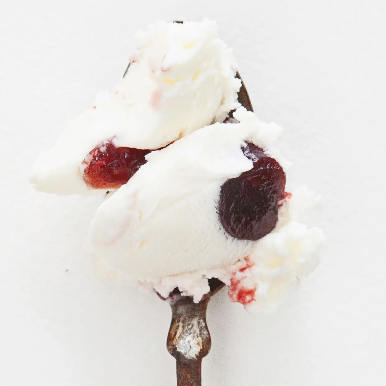 Sorvete de queijo de cabra com cerejas vermelhas assadas