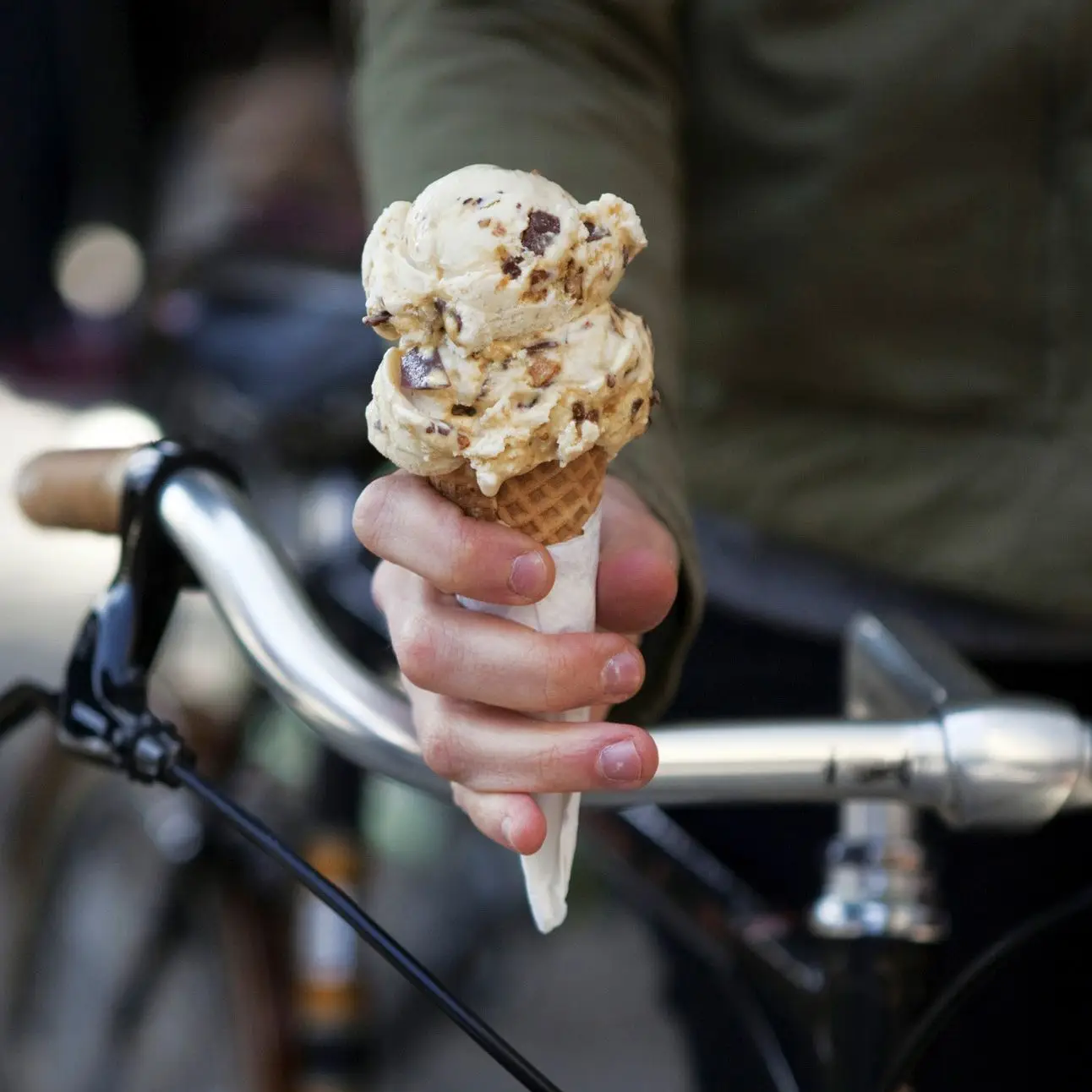 Sorvete de baunilha malteado com pedaços de amendoim e chocolate ao leite