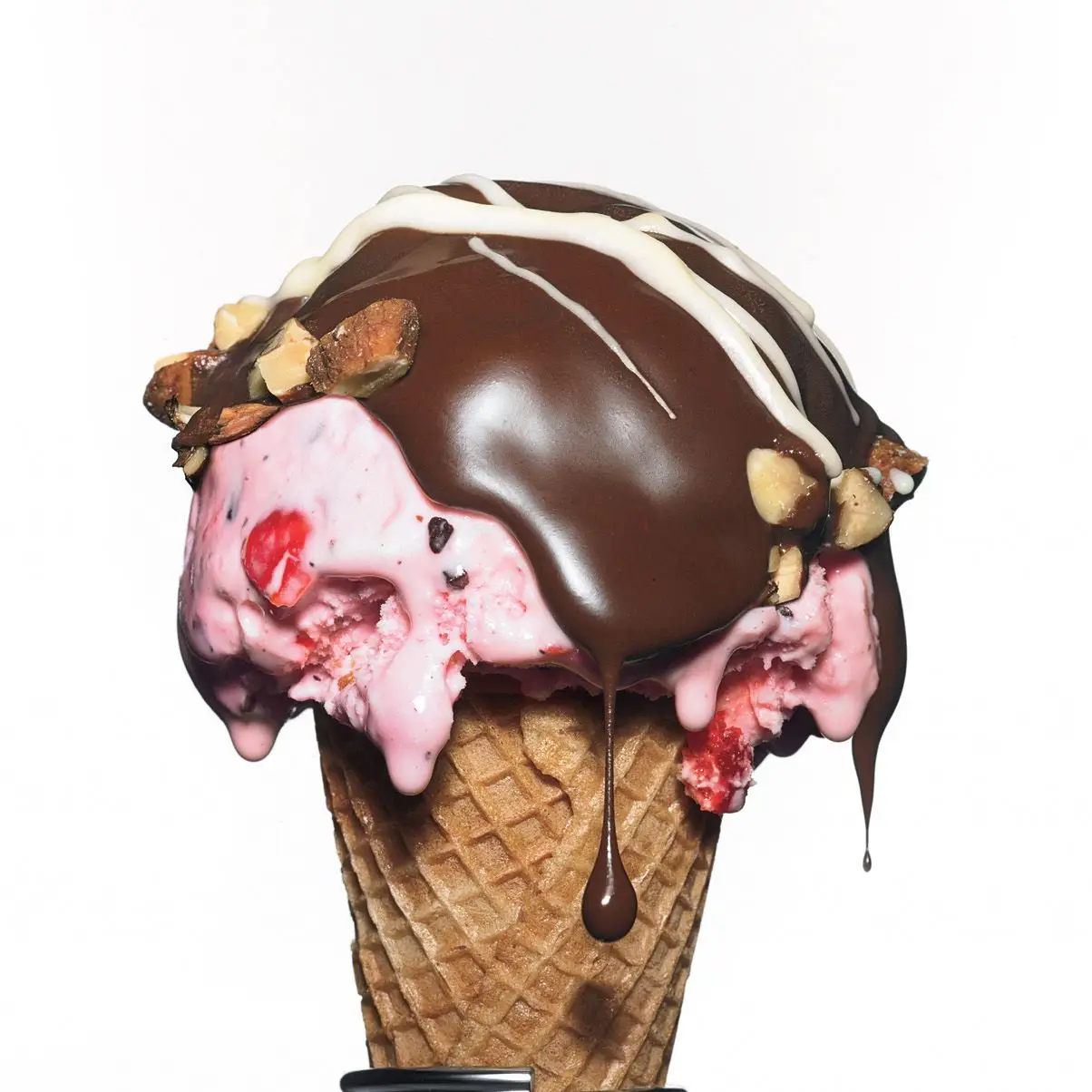 Cones de sorvete de cereja com merda de chocolate escuro