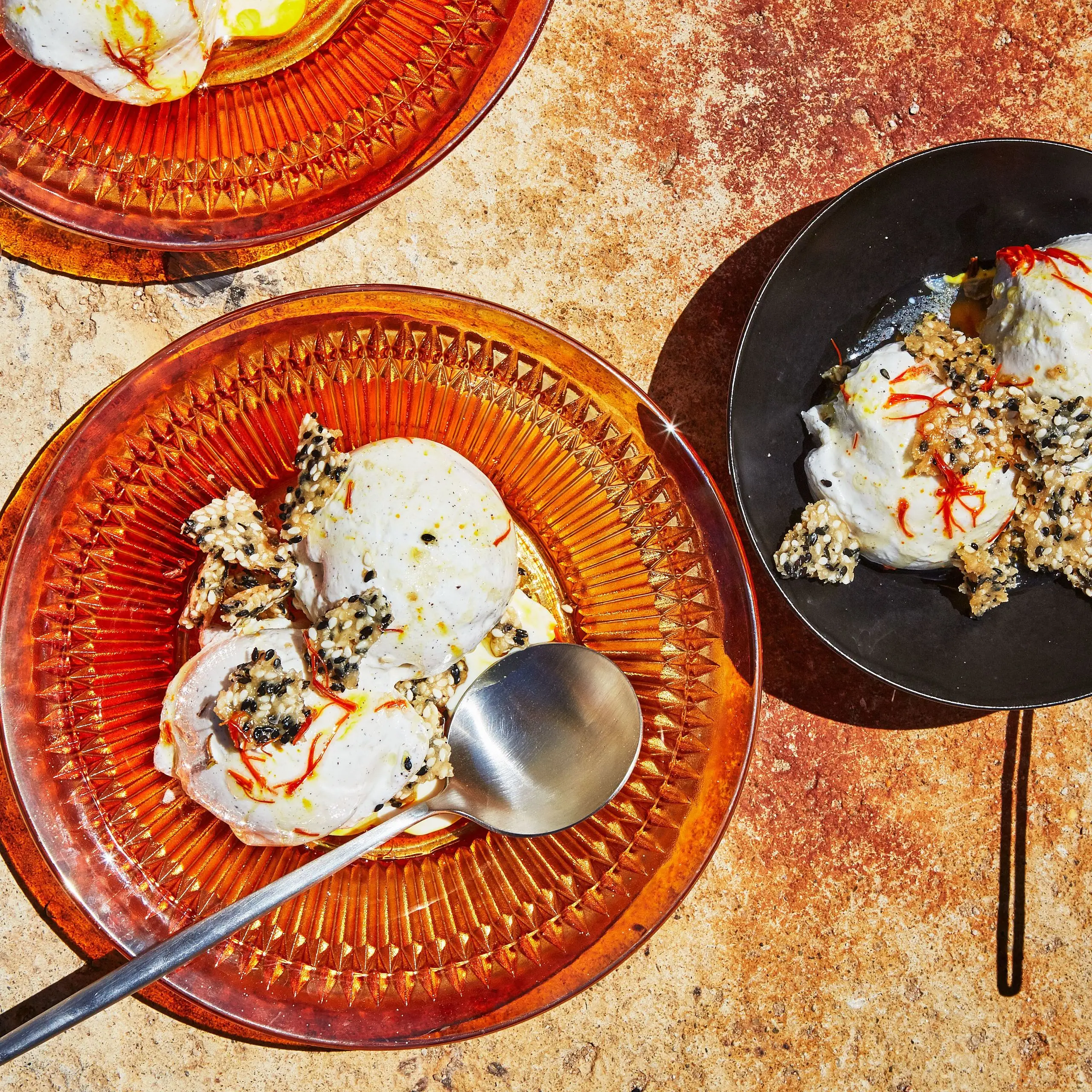 Sorvete com óleo de açafrão e bolacha de gergelim