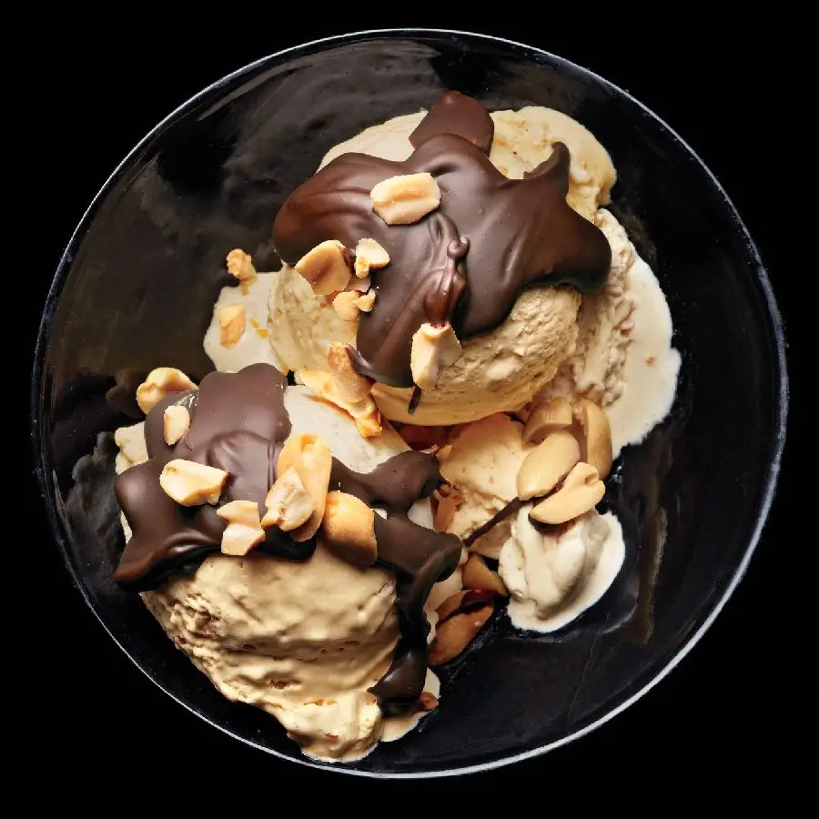 Sorvete de manteiga de amendoim com uma concha de chocolate duro