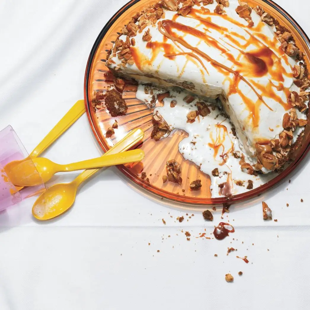 Torta de sorvete quebradiço e caramelo de amendoim