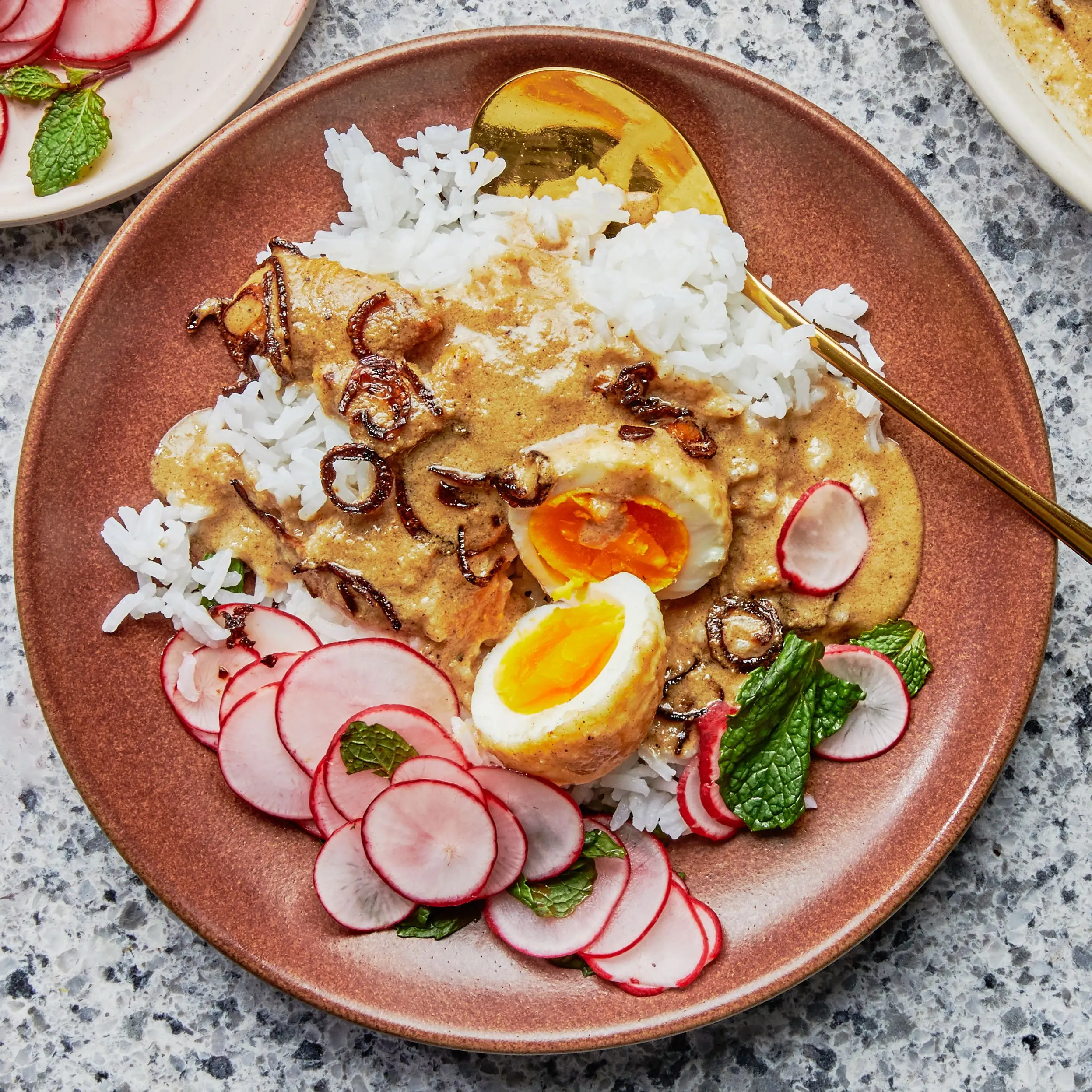 Korma de ovo com cebolas frisadas