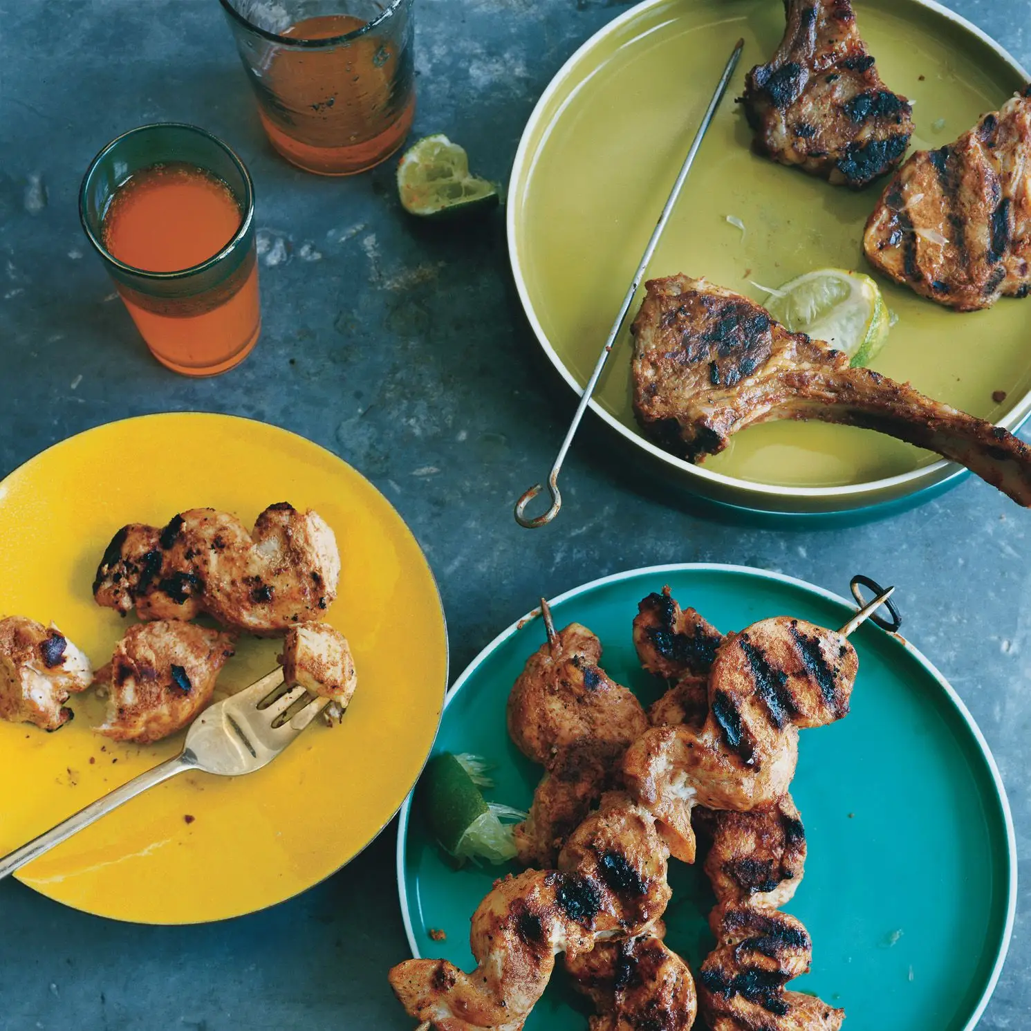 Carne ou camarão grelhado no estilo tandoori