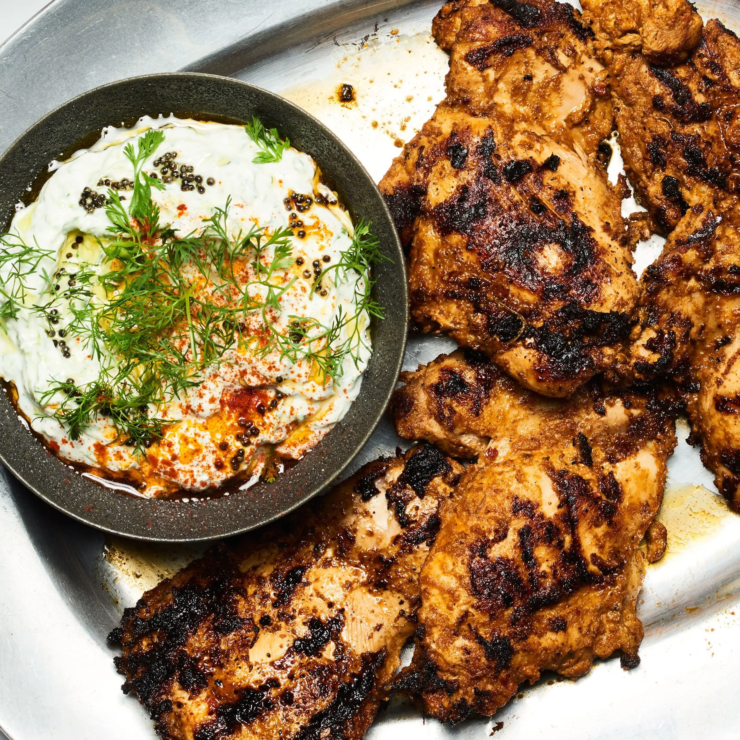 Frango grelhado marinado com chile e iogurte