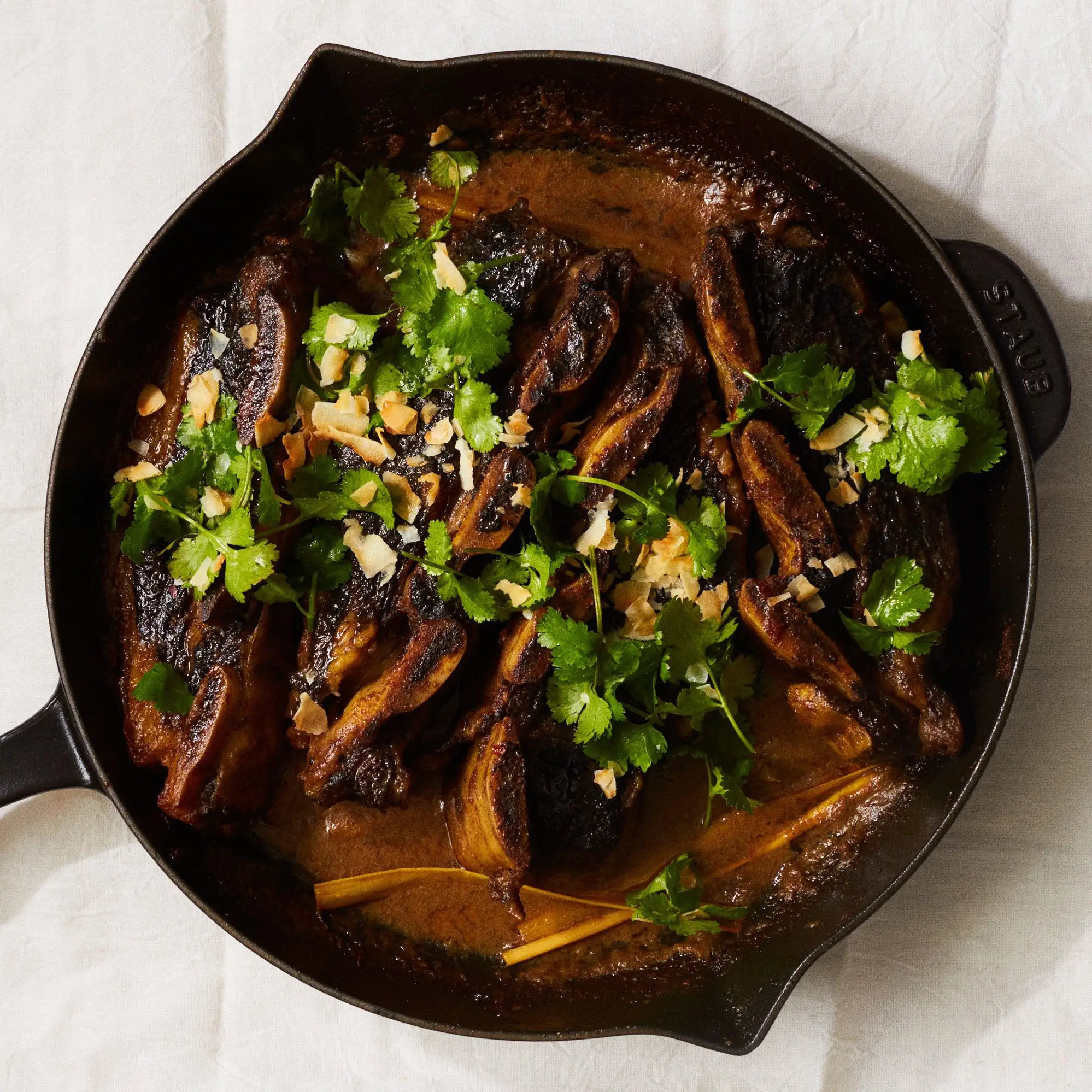 Costole sollevate nel latte di cocco