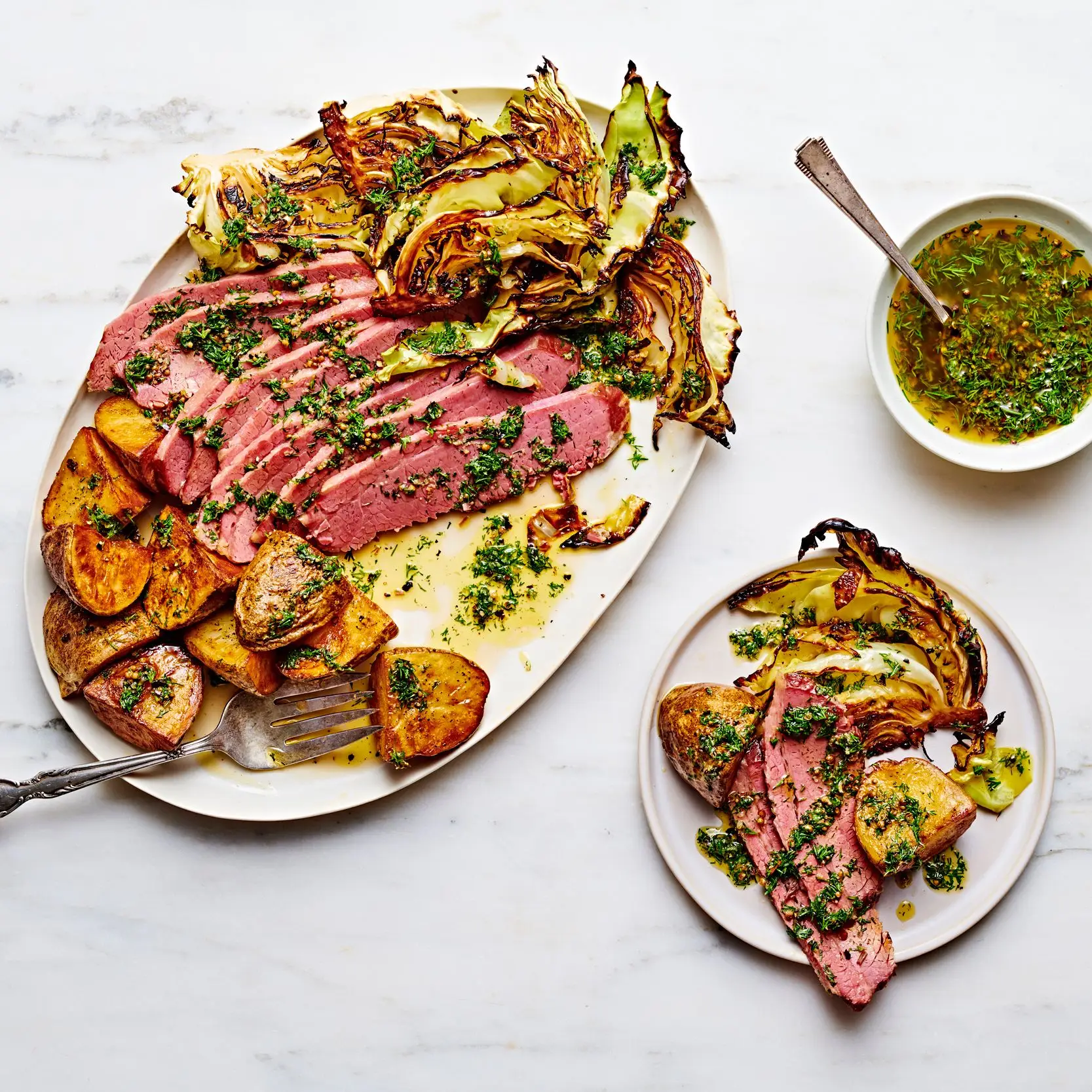 Carne enlatada com batatas assadas crocantes e repolho