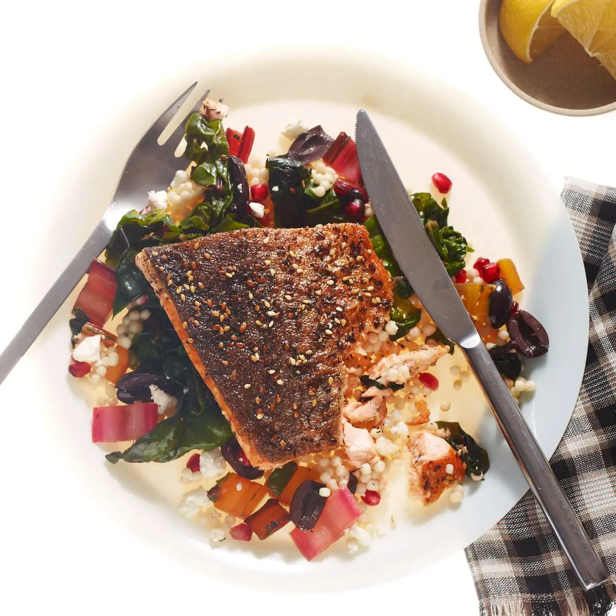 Peixe za'atar crocante com cuscuz israelense, acelga suíça e queijo feta