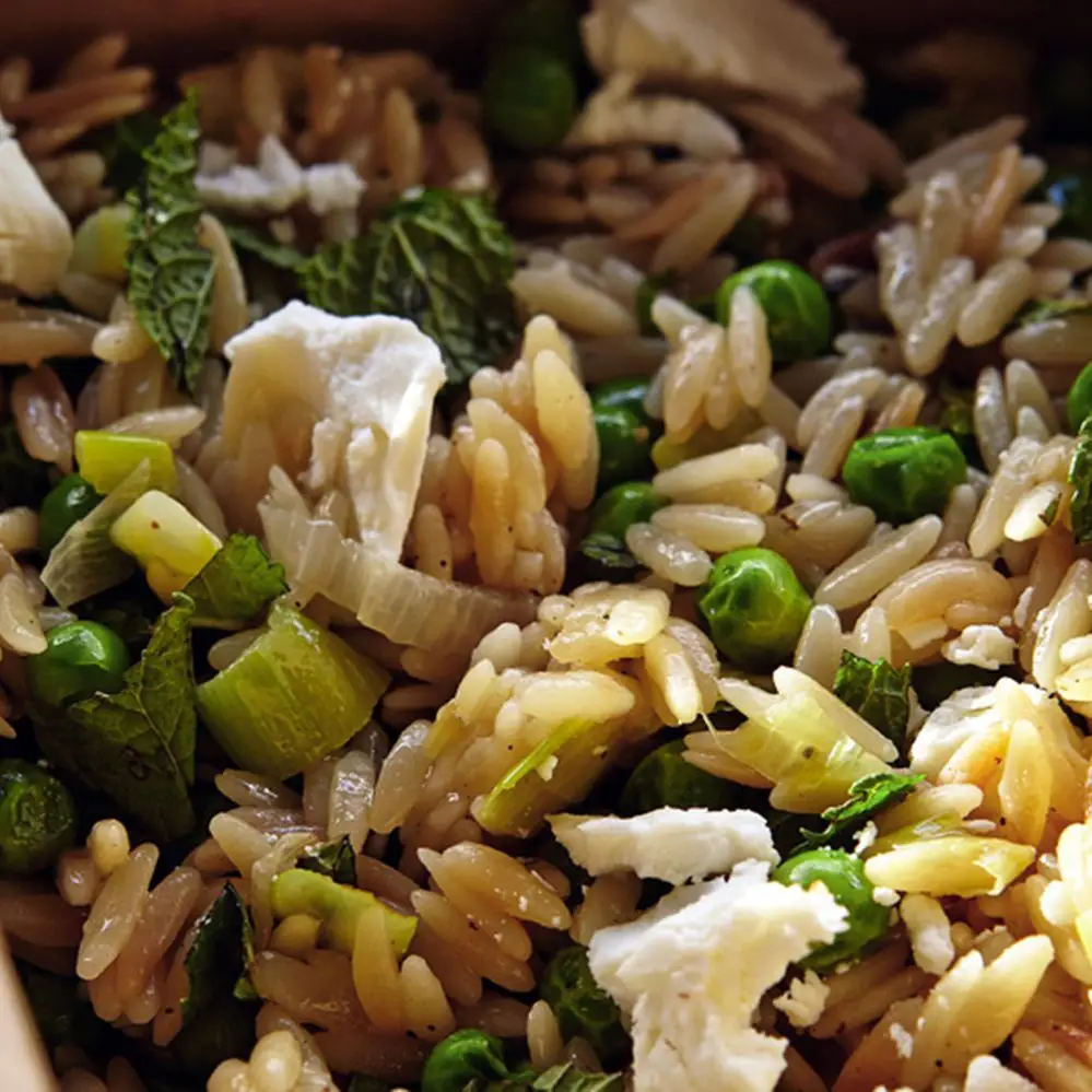 Cuscuz israelense, ervilhas, limões preservados, hortelã