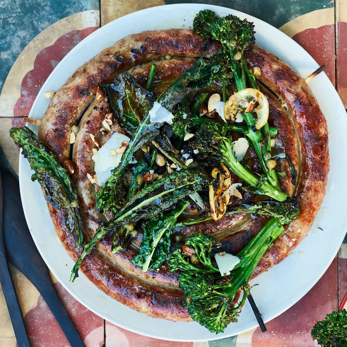 Salsicha italiana com brócoli grelhado, couve e limão