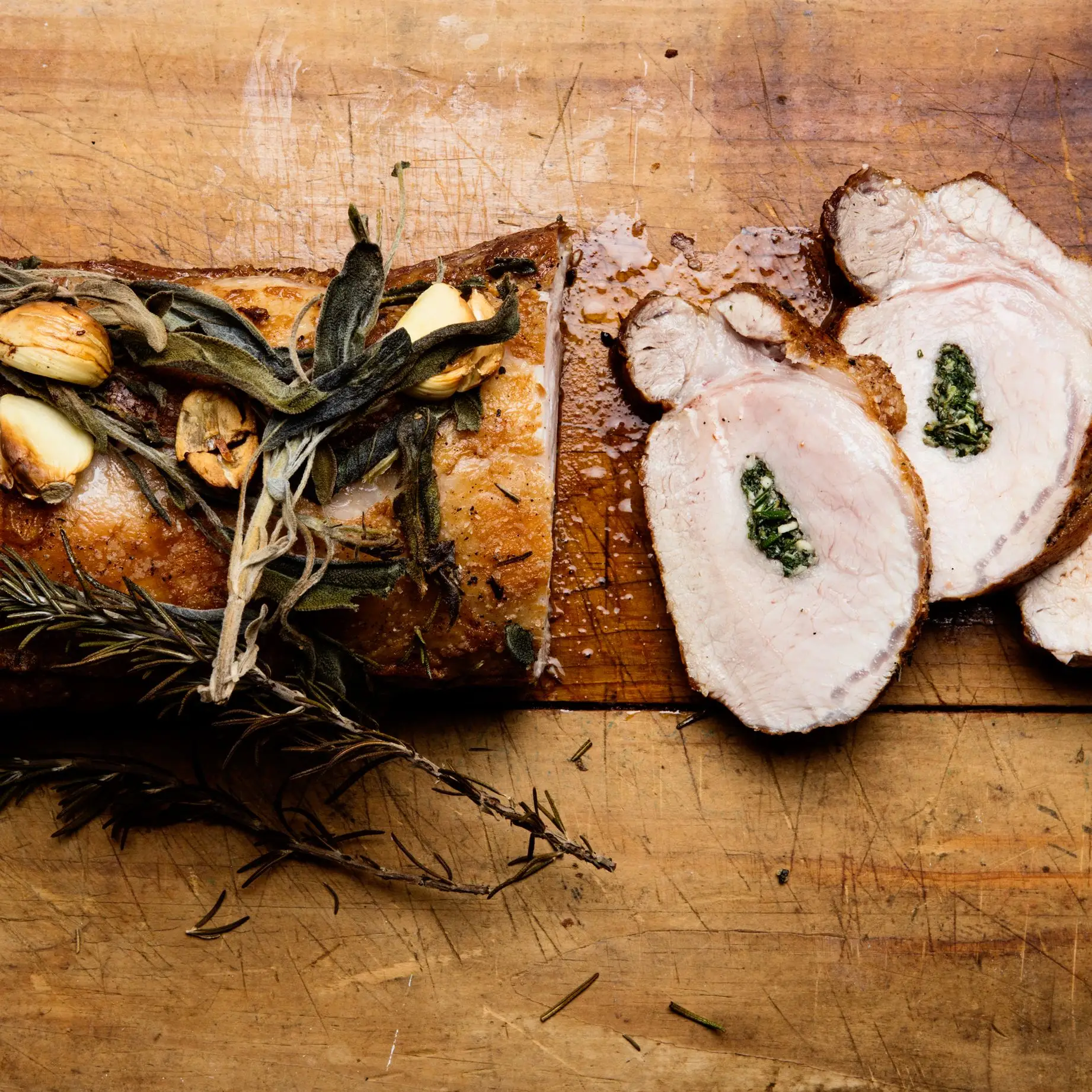 Carne de porco assada com sálvia, alecrim e alho