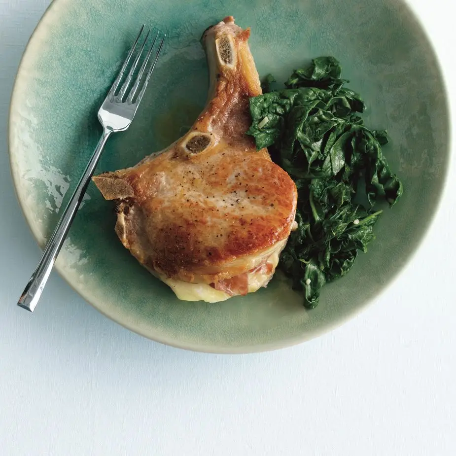 Costeletas de porco saltimbocca com espinafre salteado