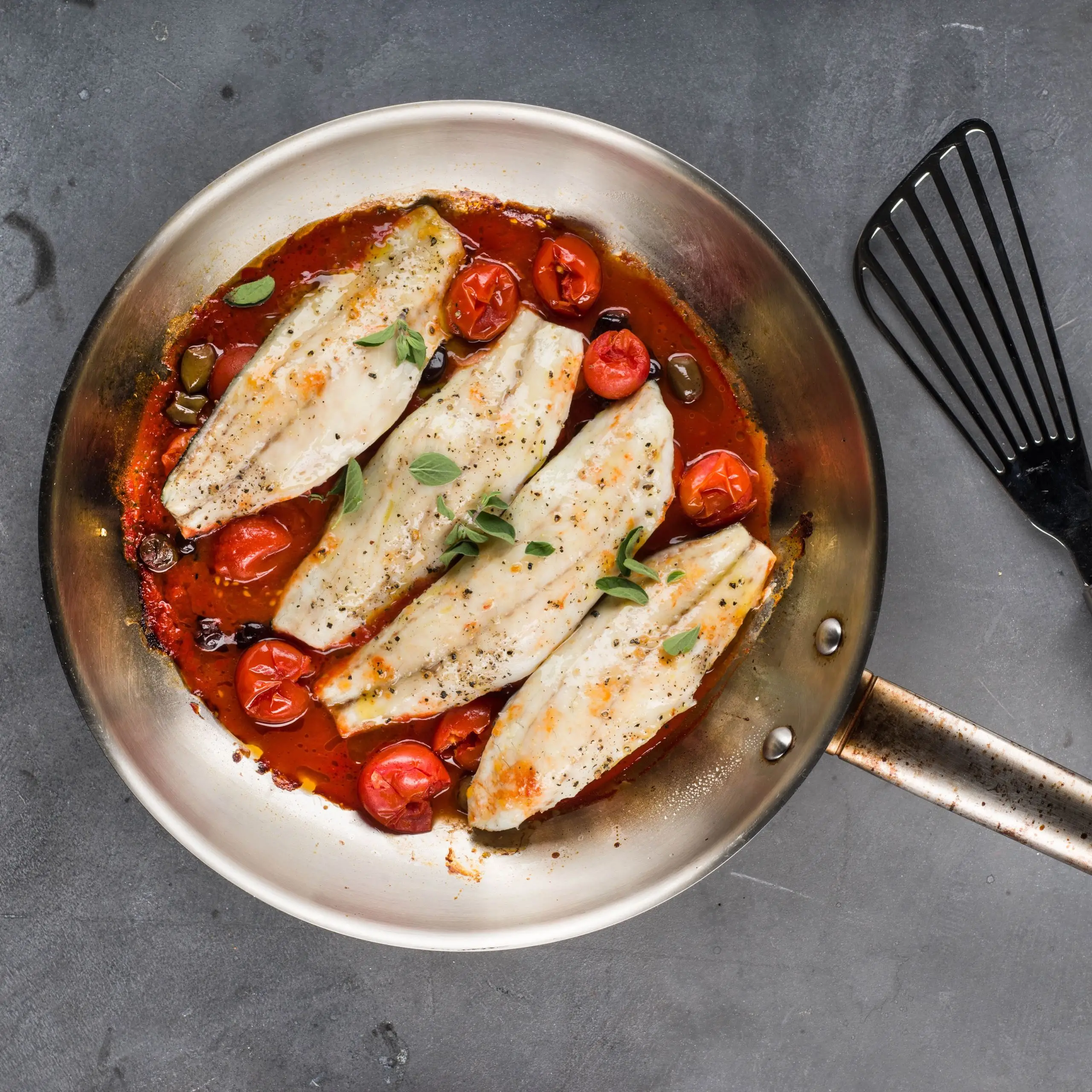 Pesce e pomodori arrostiti