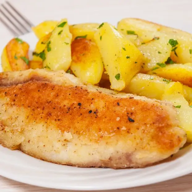 Peixe assado e batatas com alecrim e alho