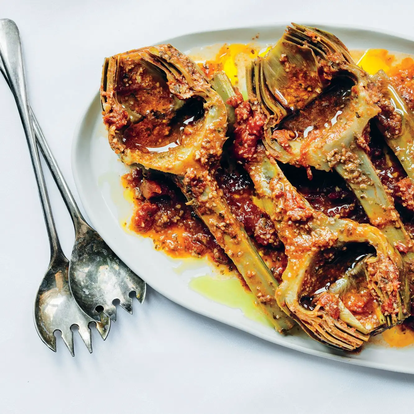 Alcachofras refogadas com tomates e hortelã