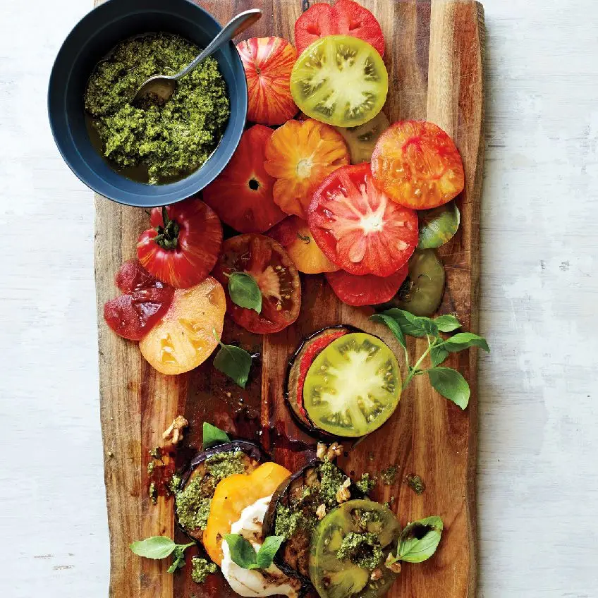 Berinjela, tomate e pilha de pesto