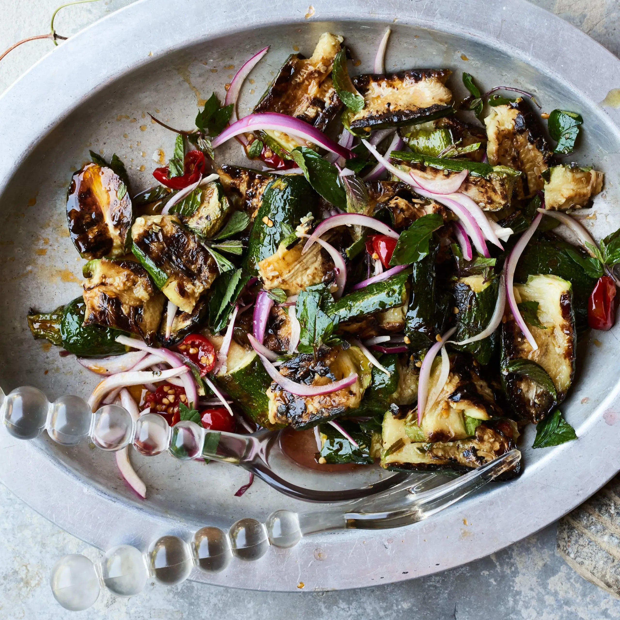 Abobrinha rasgada com chiles de hortelã e calabria