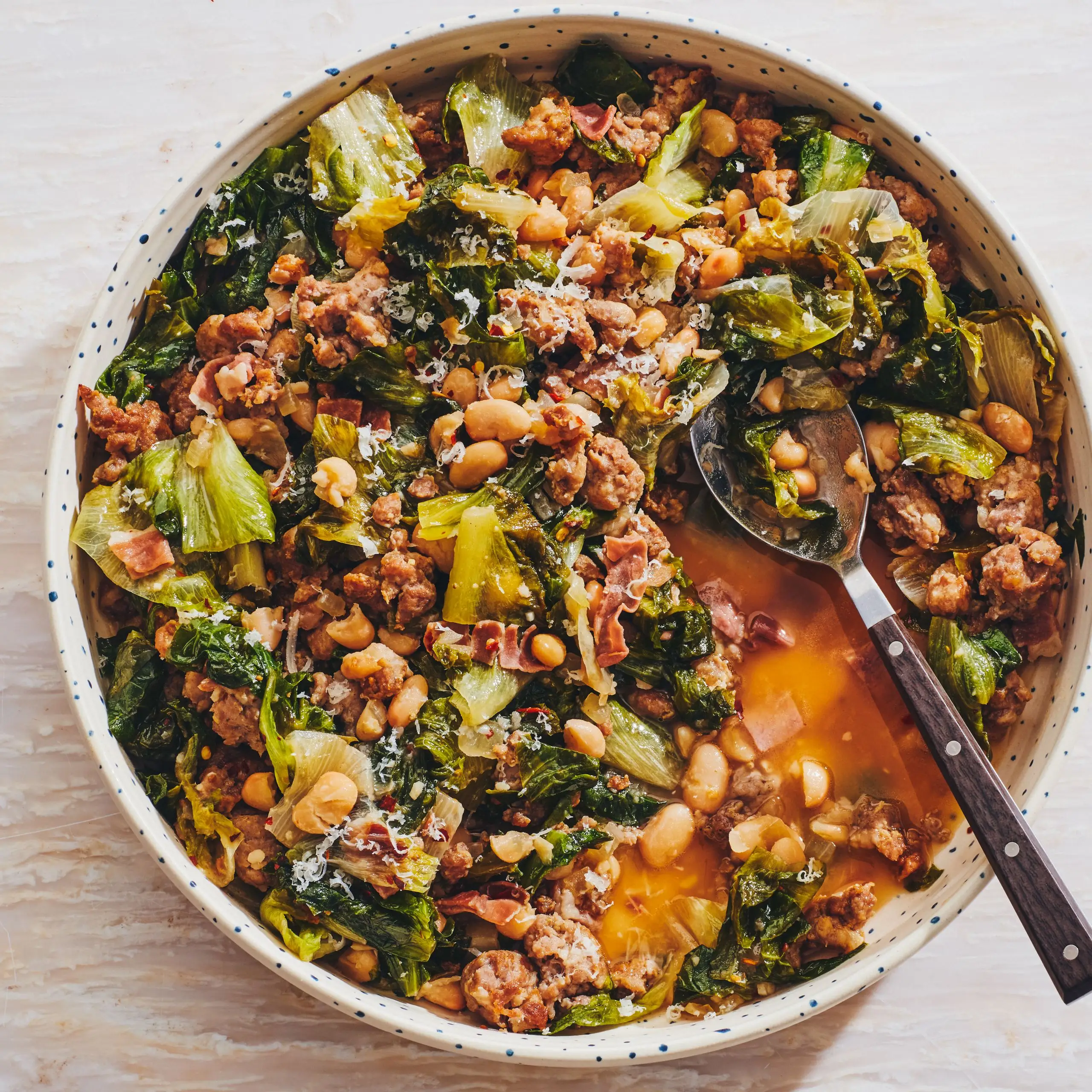 Escarola com salsicha italiana e feijão branco