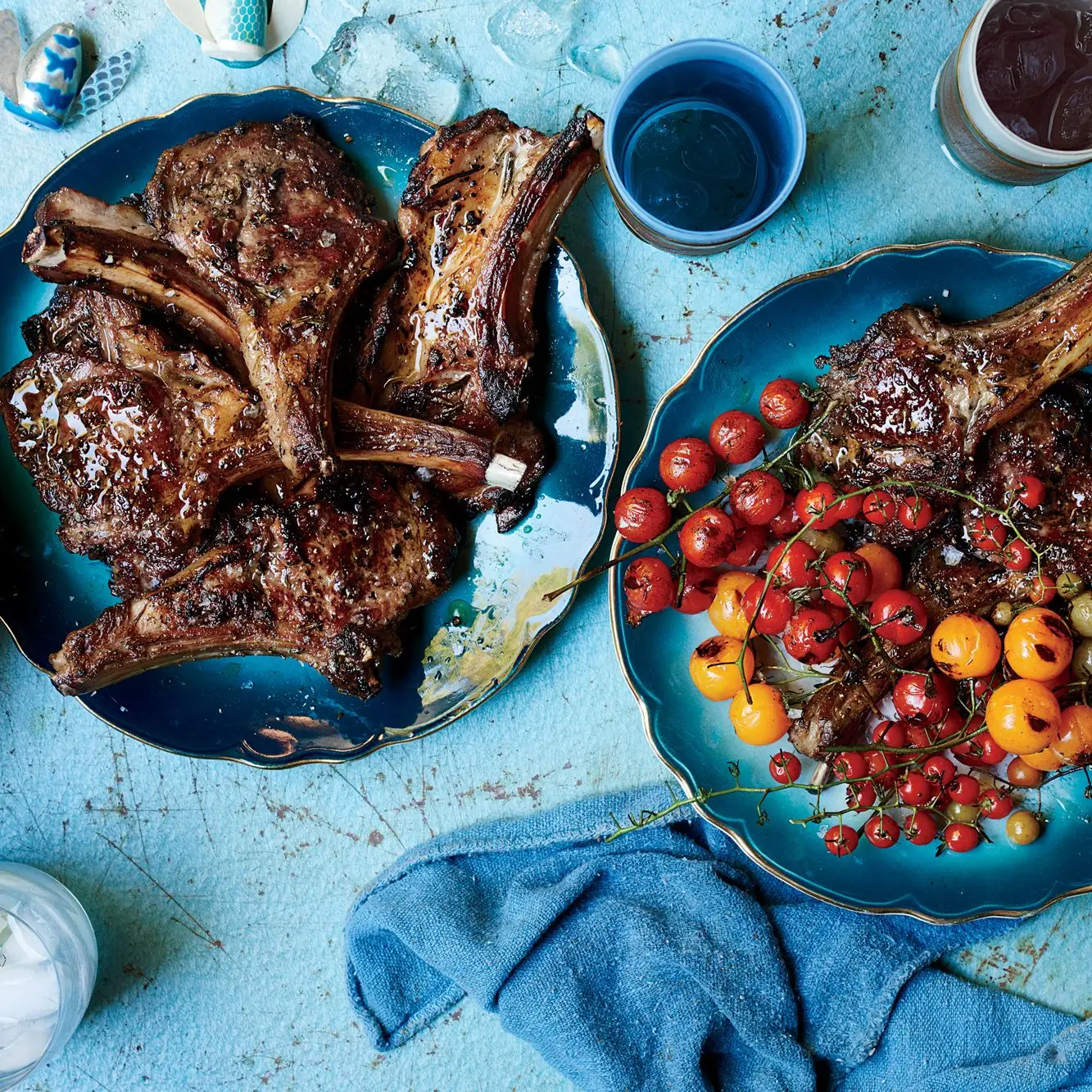 Coscendência de cordeiro Scottadito com tomate cereja carbonizado