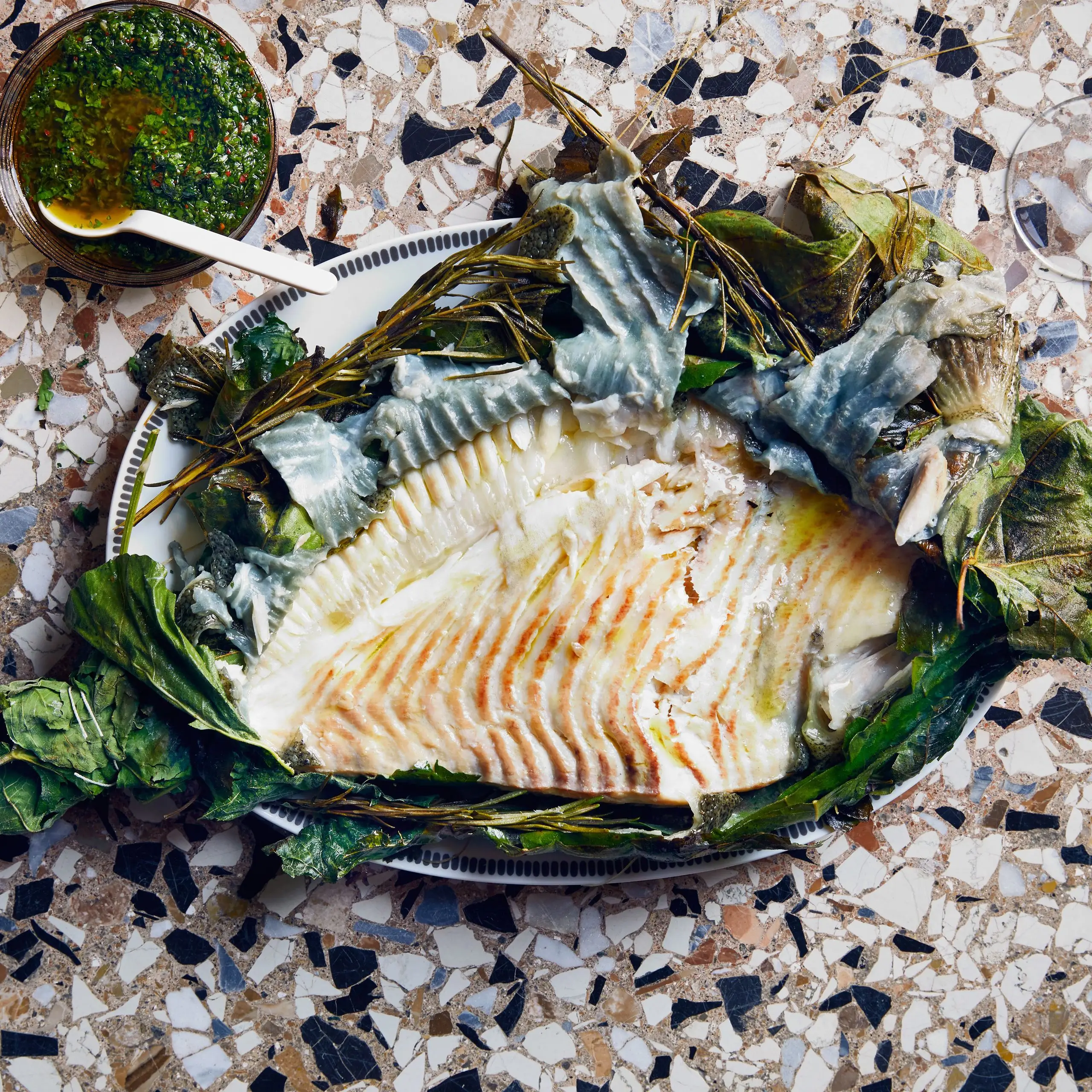 Turbot grelhado com aipo de salsa verde