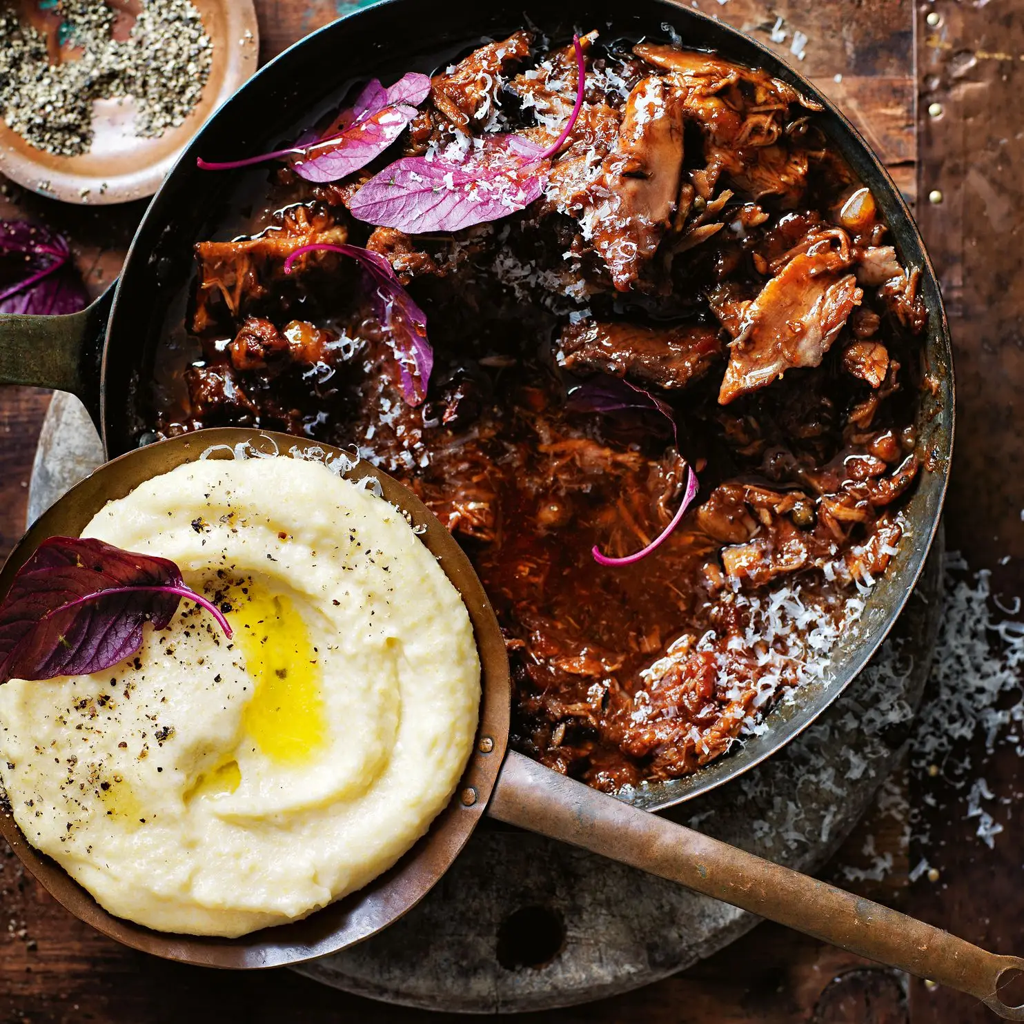 Pato pano com polenta cremosa