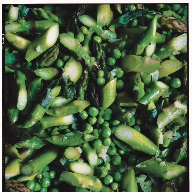 Aspargos, ervilhas e manjericão (ervilhas com aspargos e manjericão)