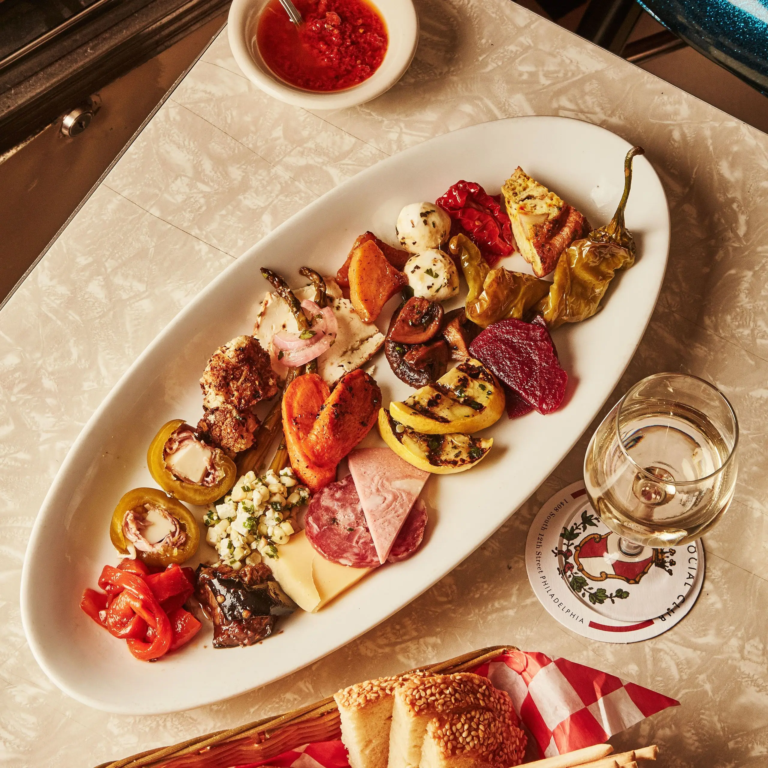 Placa antipasto de legumes assados