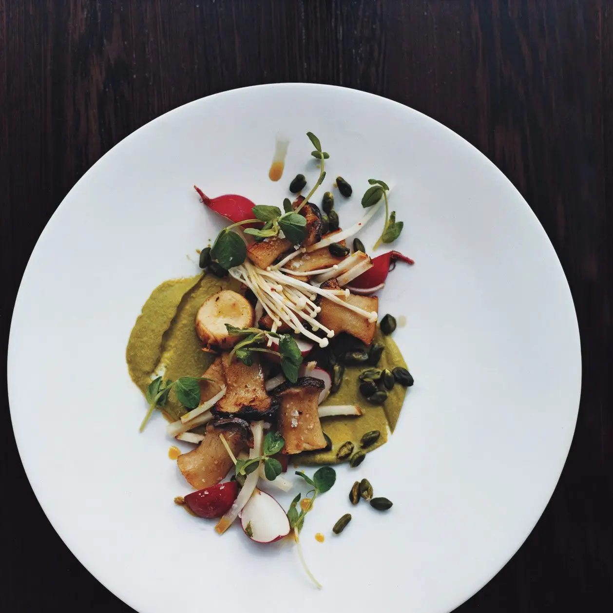 Cogumelos King Oyster com purê de pistache