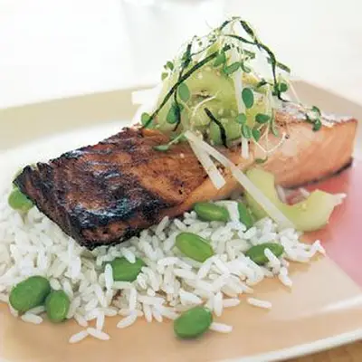 Salmão missonominado com pepino-daikon