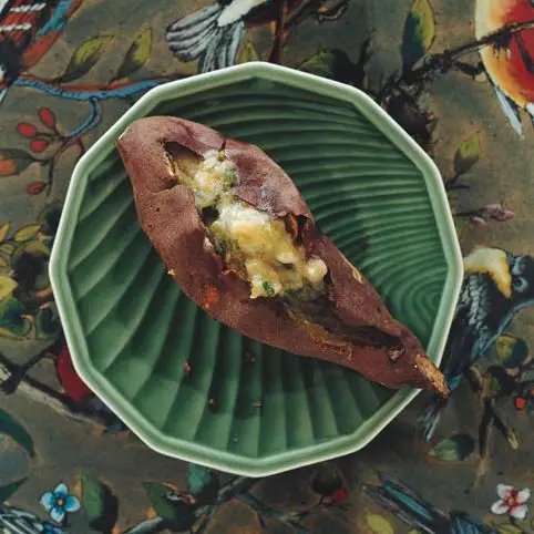 Batata doce japonesa assada com manteiga de cebolinha