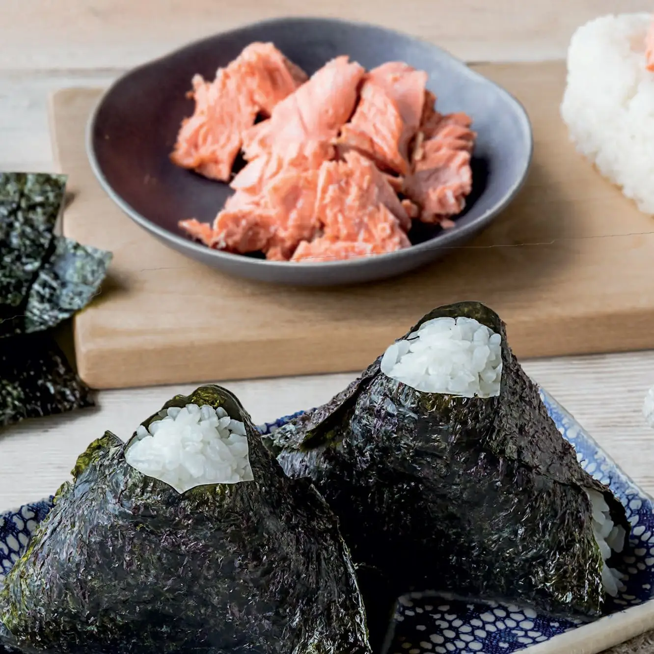 Bolas de arroz com recheio de salmão (Onigiri)