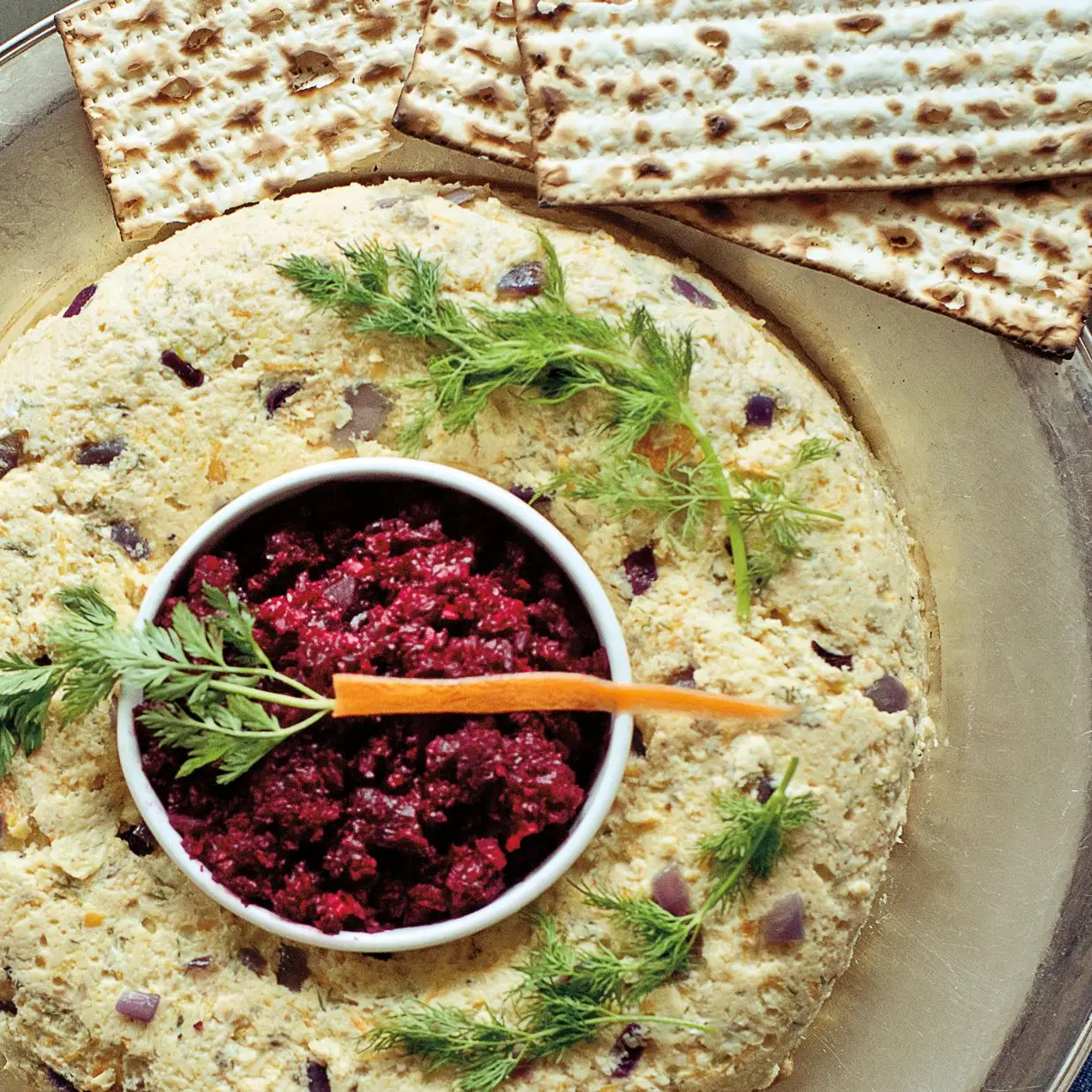 Molde de peixe com salmão gefilte com rábano e molho de beterraba
