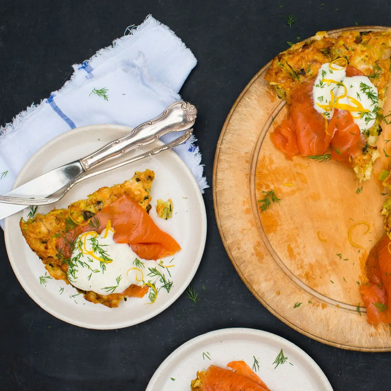 Alho verde e alho -poró Matzo Brei com salmão defumado e creme de rábano