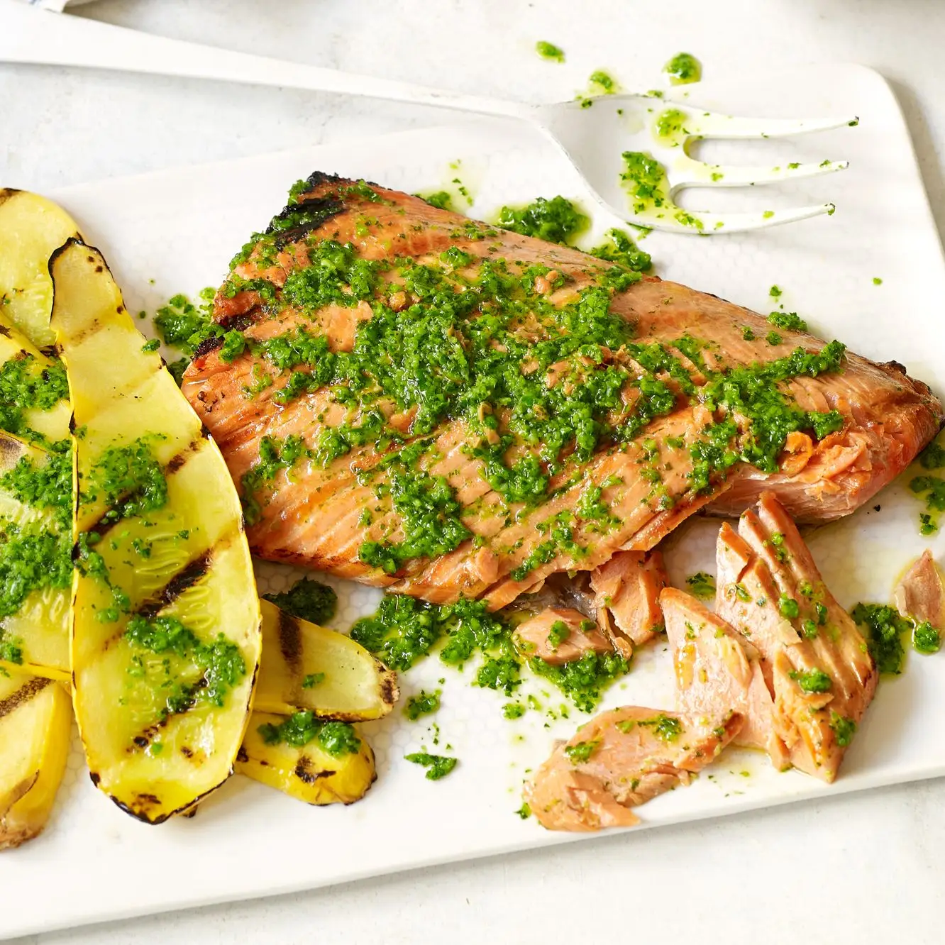 Salmão selvagem grelhado com pesto de alho e abóbora