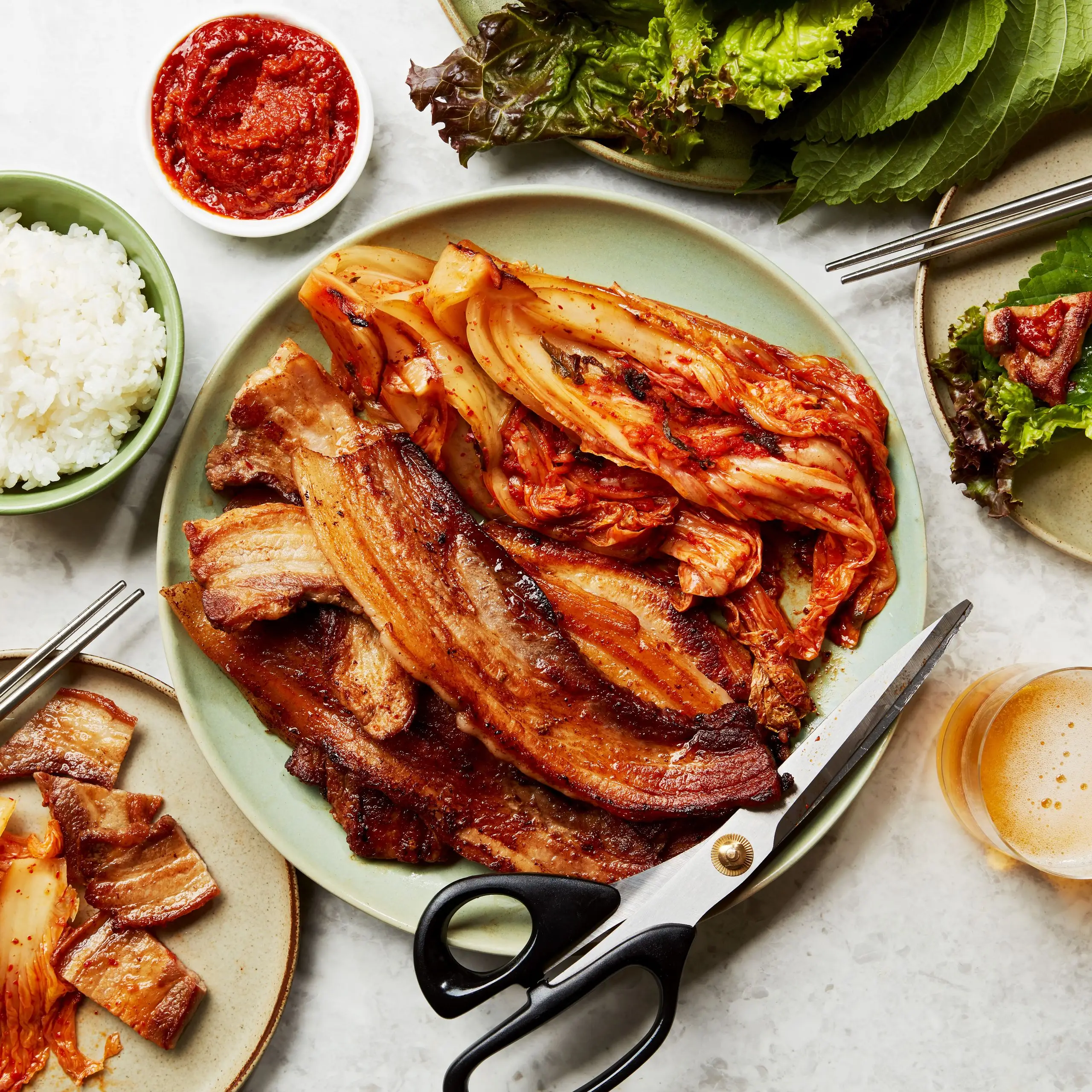 Barriga de porco grelhada e kimchi