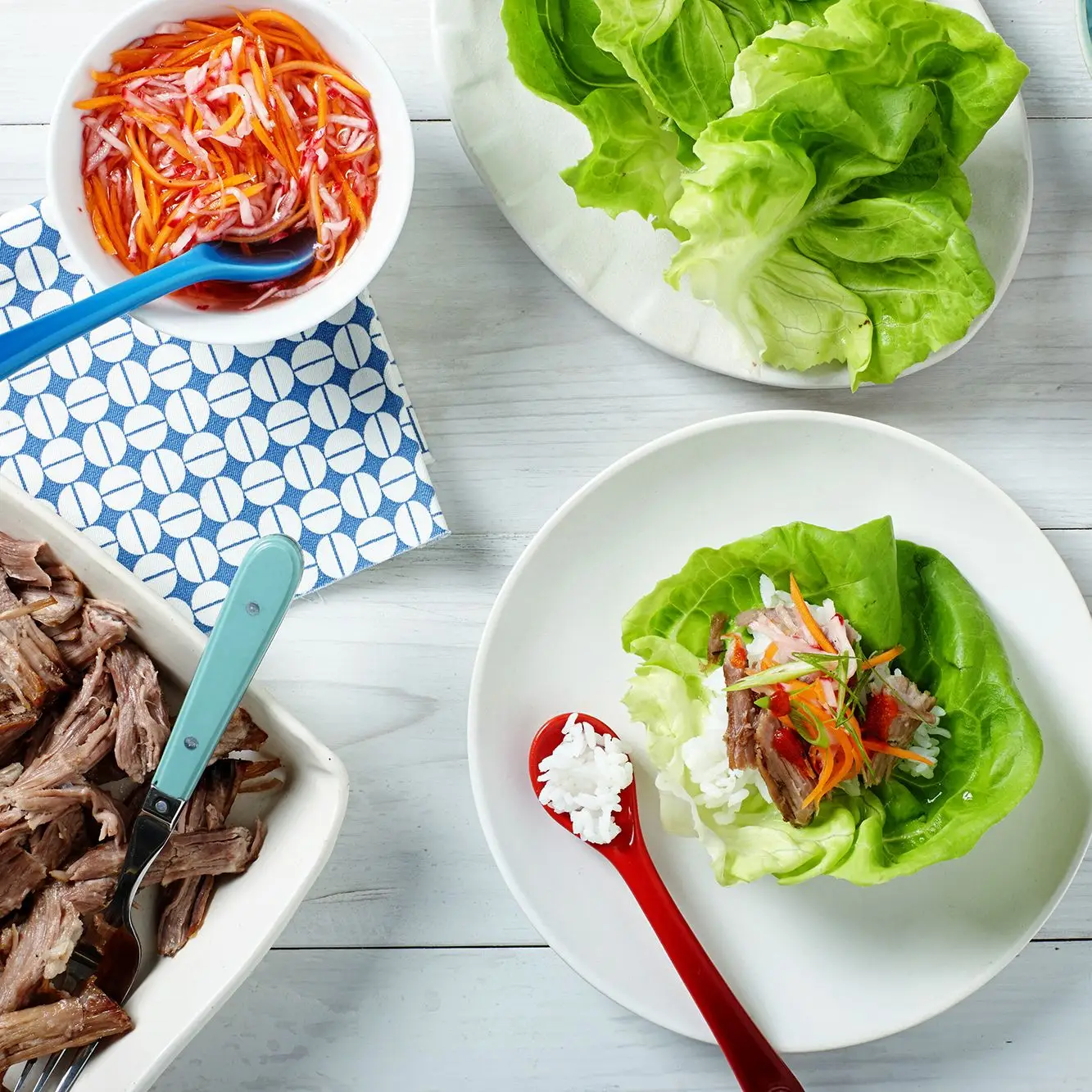 Bo ssäm carne de porco grelhada e salada em conserva em copos de alface