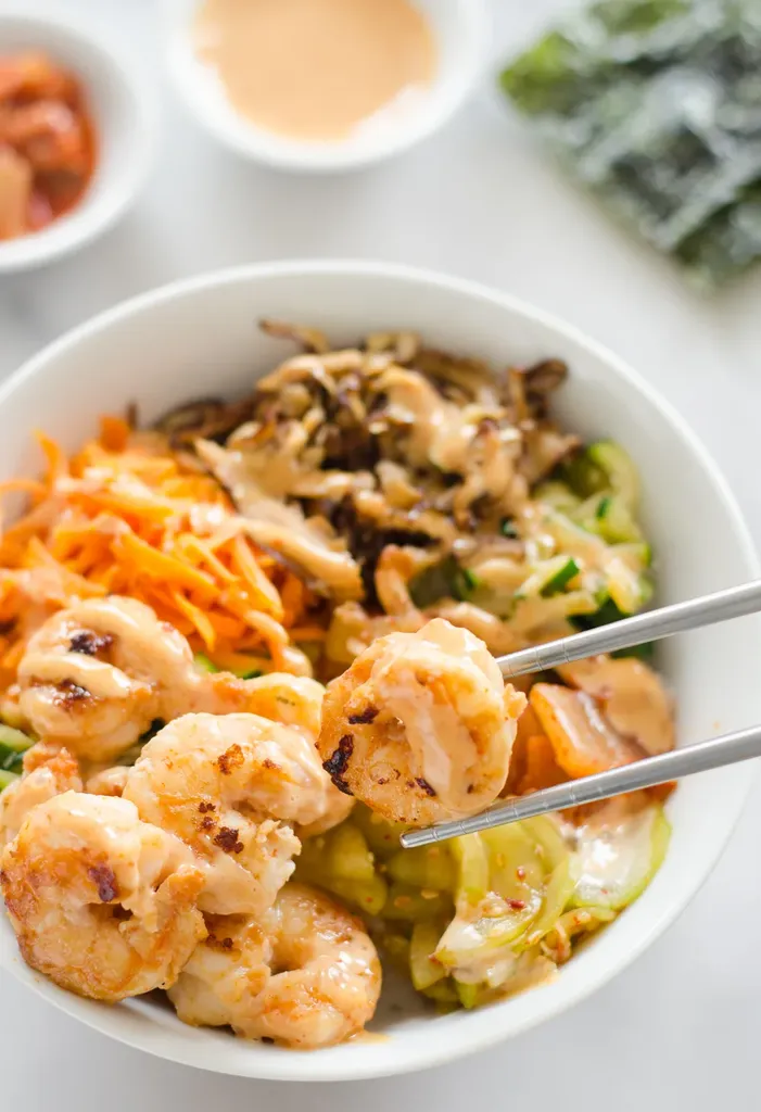 Tigelas de arroz com camarão de inspiração coreana