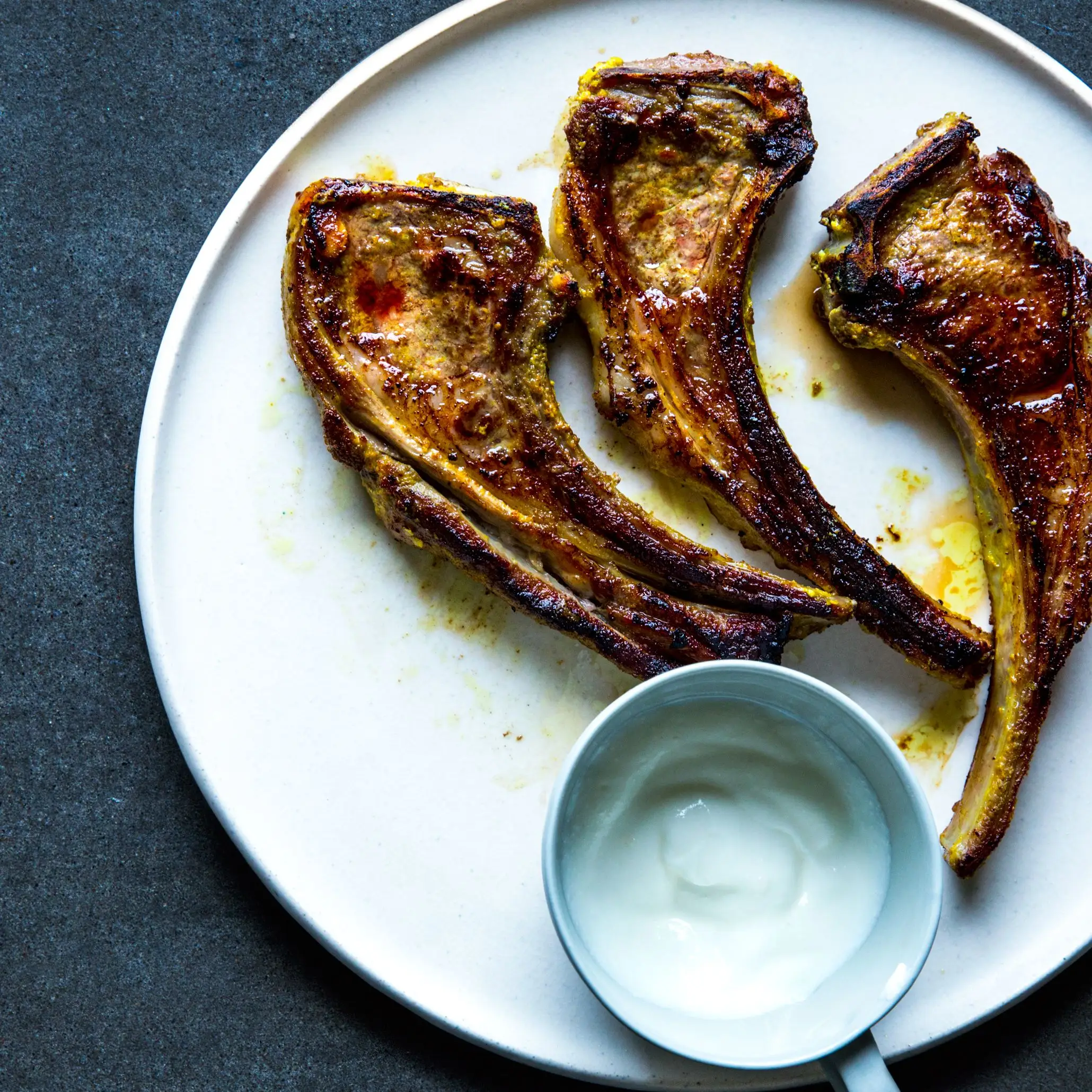 Costeletas de cordeiro marinadas com alho com iogurte com alho