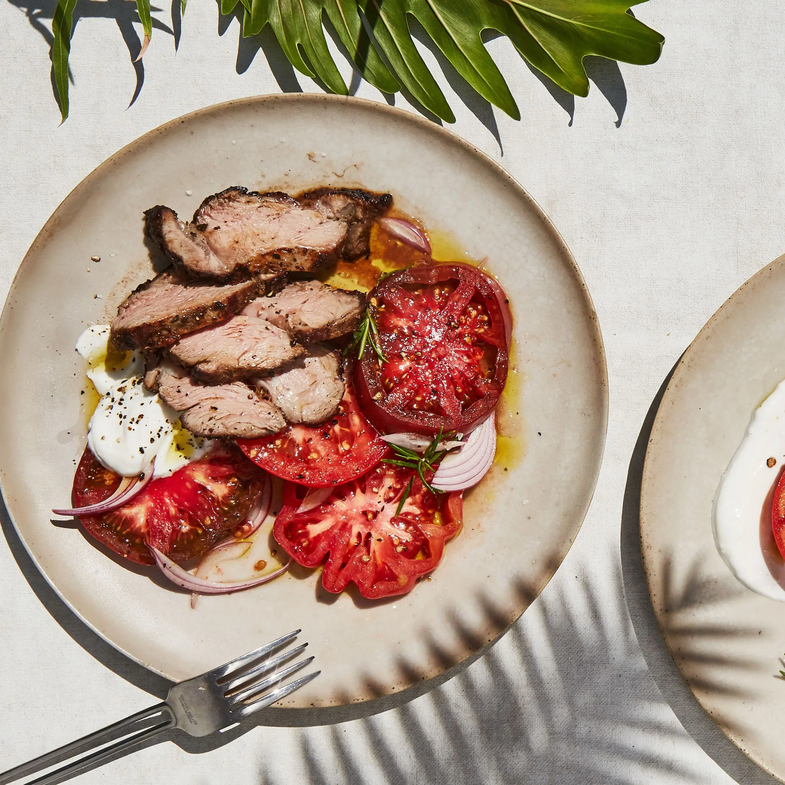 Cordeiro de alecrim grelhado com tomates suculentos