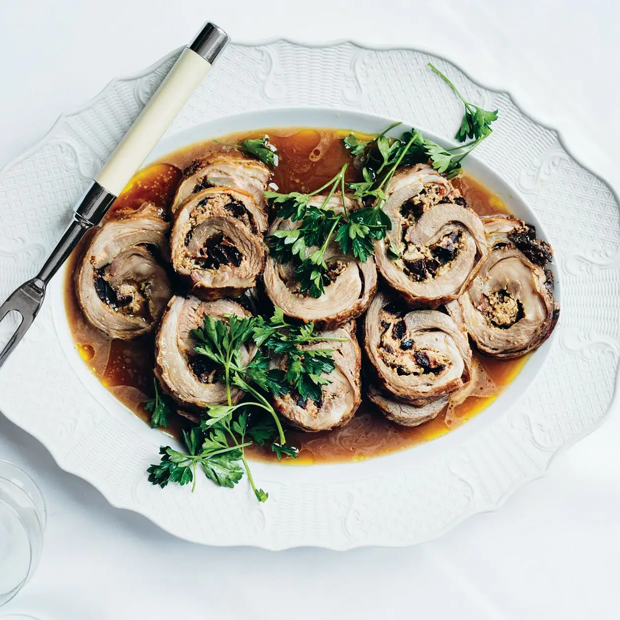 Peito de cordeiro recheado com limão, ricota e orégano