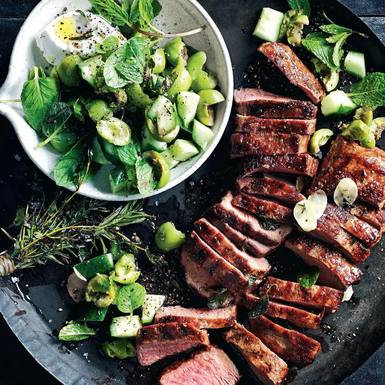 Erva e cordeiro de alho com salada de azeitona verde