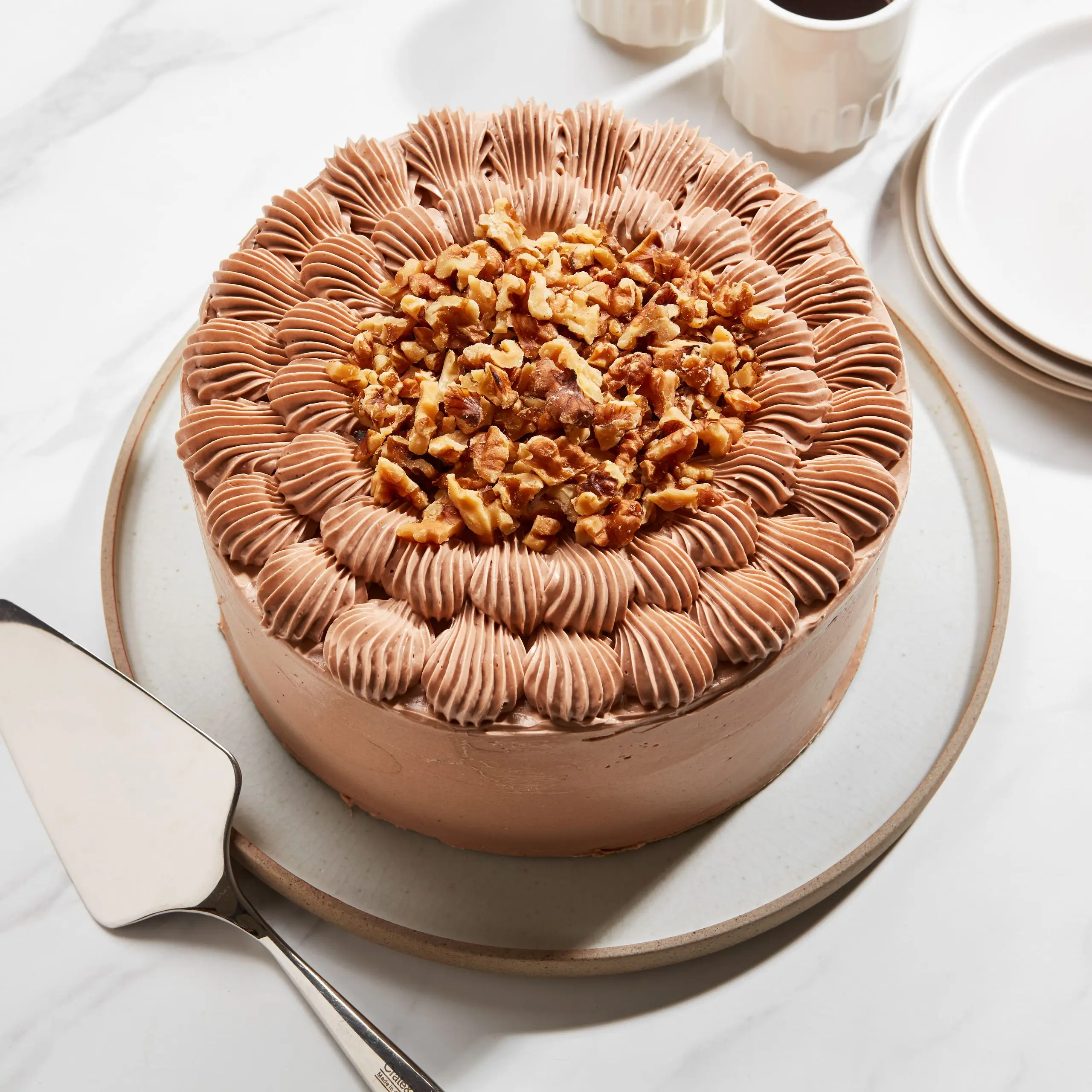 Café macio e bolo de nogueira com creme de manteiga mocha