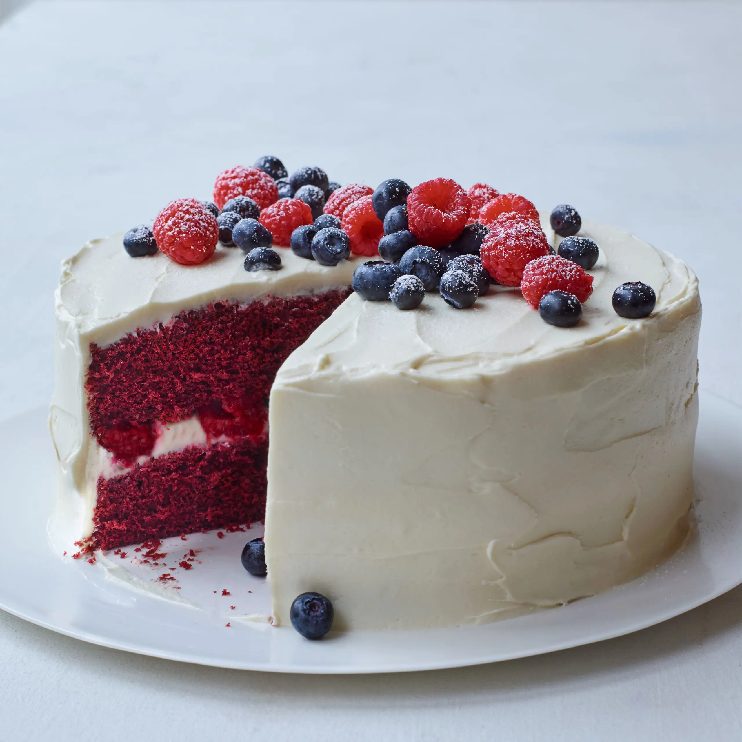 Bolo de veludo vermelho com framboesas e mirtilos