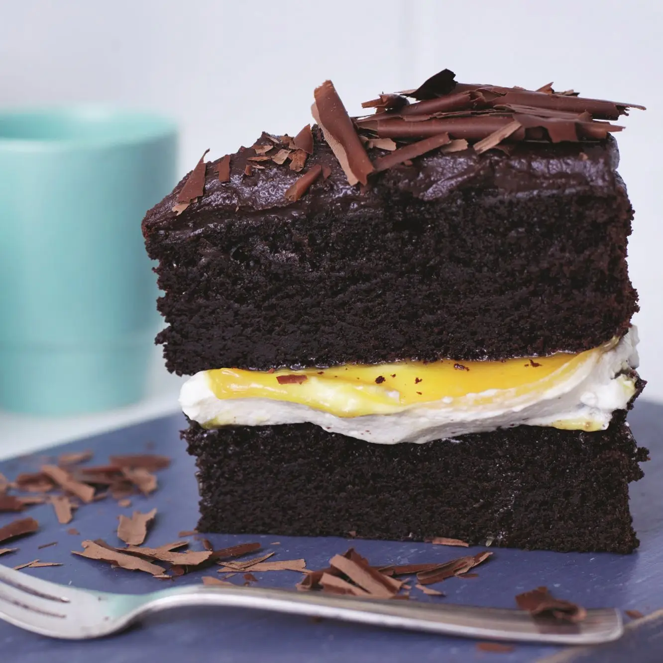 Bolo de chocolate e camada de maracujá