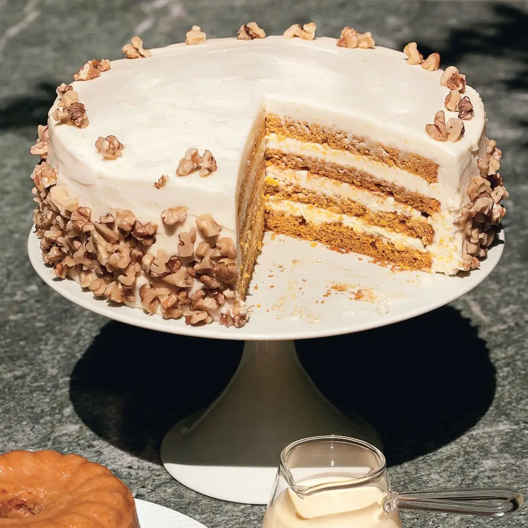 Bolo de abóbora de quatro camadas com cobertura de queijo laranja