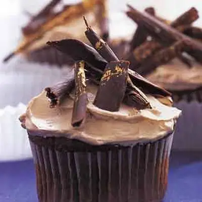 Bolo de comida do diabo com creme de manteiga de açúcar mascavo