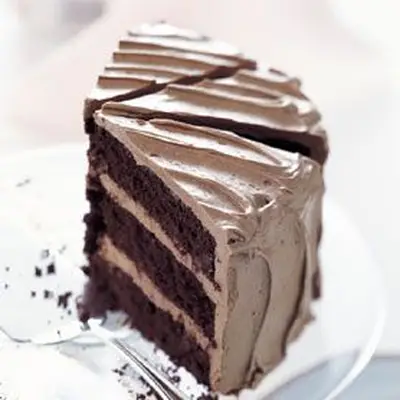 Bolo de chocolate com cobertura de chocolate com leite de caramelo