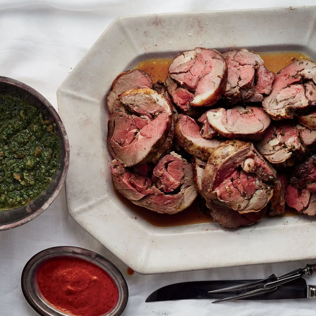 Cordeiro refogado com alecrim e alho