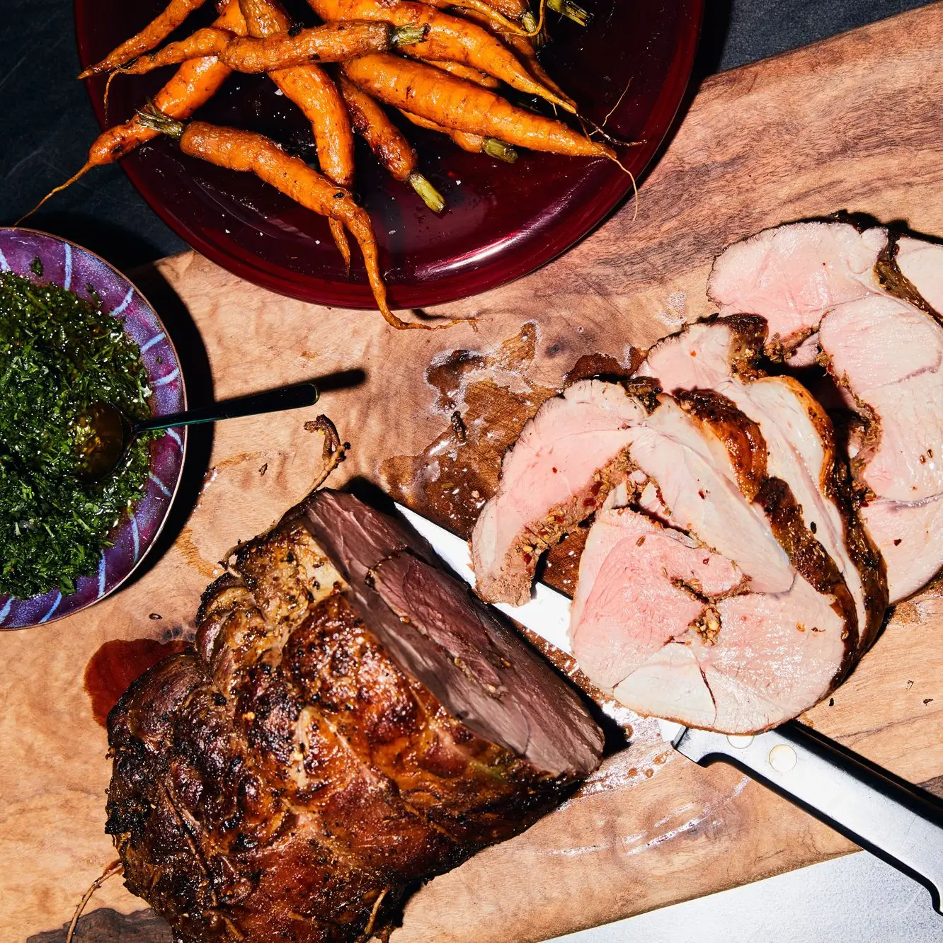 Perna de cordeiro com cenouras e salsa verde